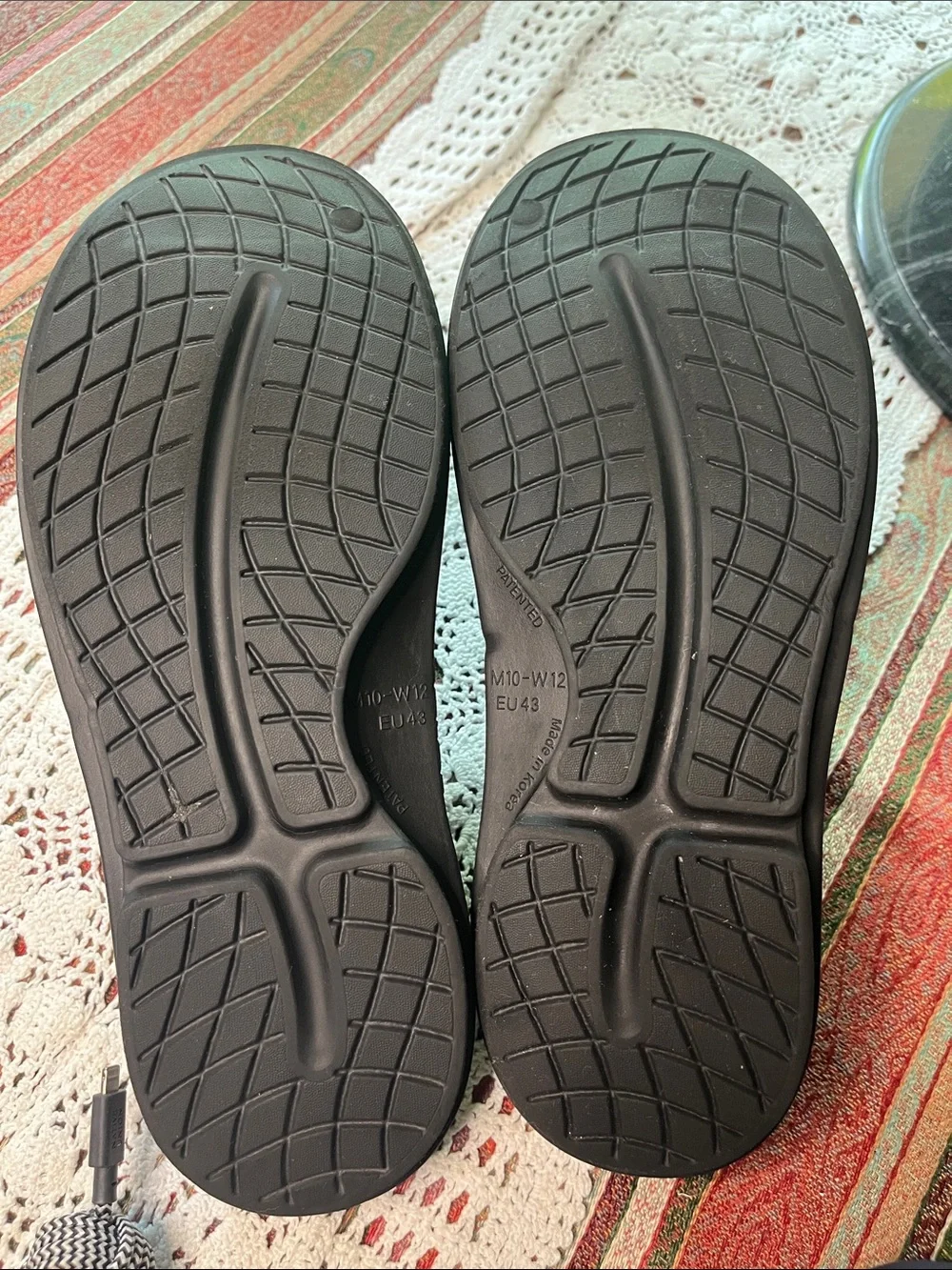 OOFOS. OOCLOOG unisex clog solid black 10 Men’s 12 Women’s